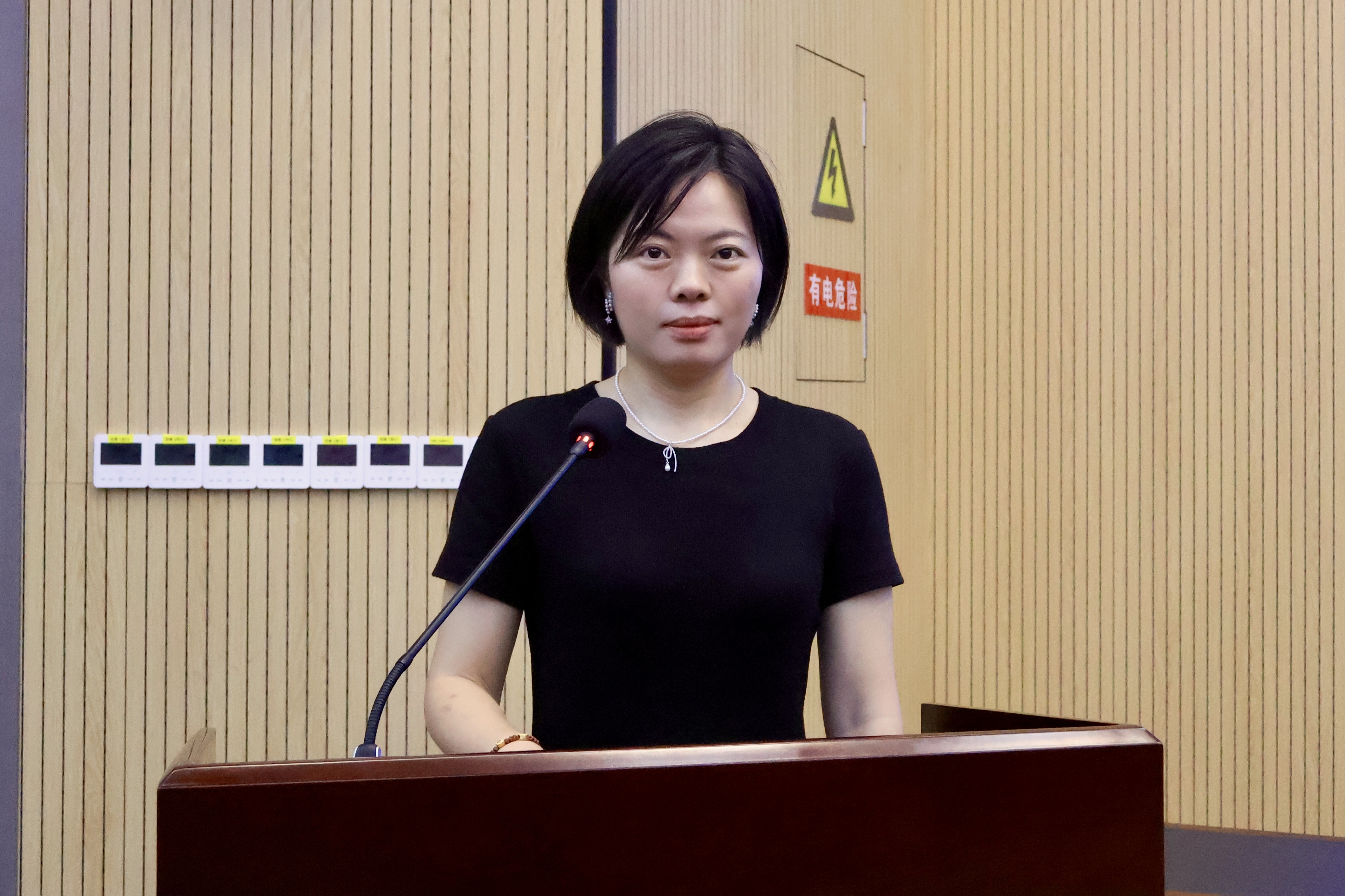 主持陈默.jpg 主持陈默.jpg