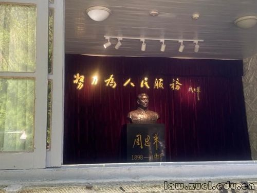 玻璃窗上有贴商标 中度可信度描述已自动生成