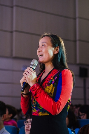 评委老师余忠艳点评选手:漂亮是一时的美,优雅是永恒的美。