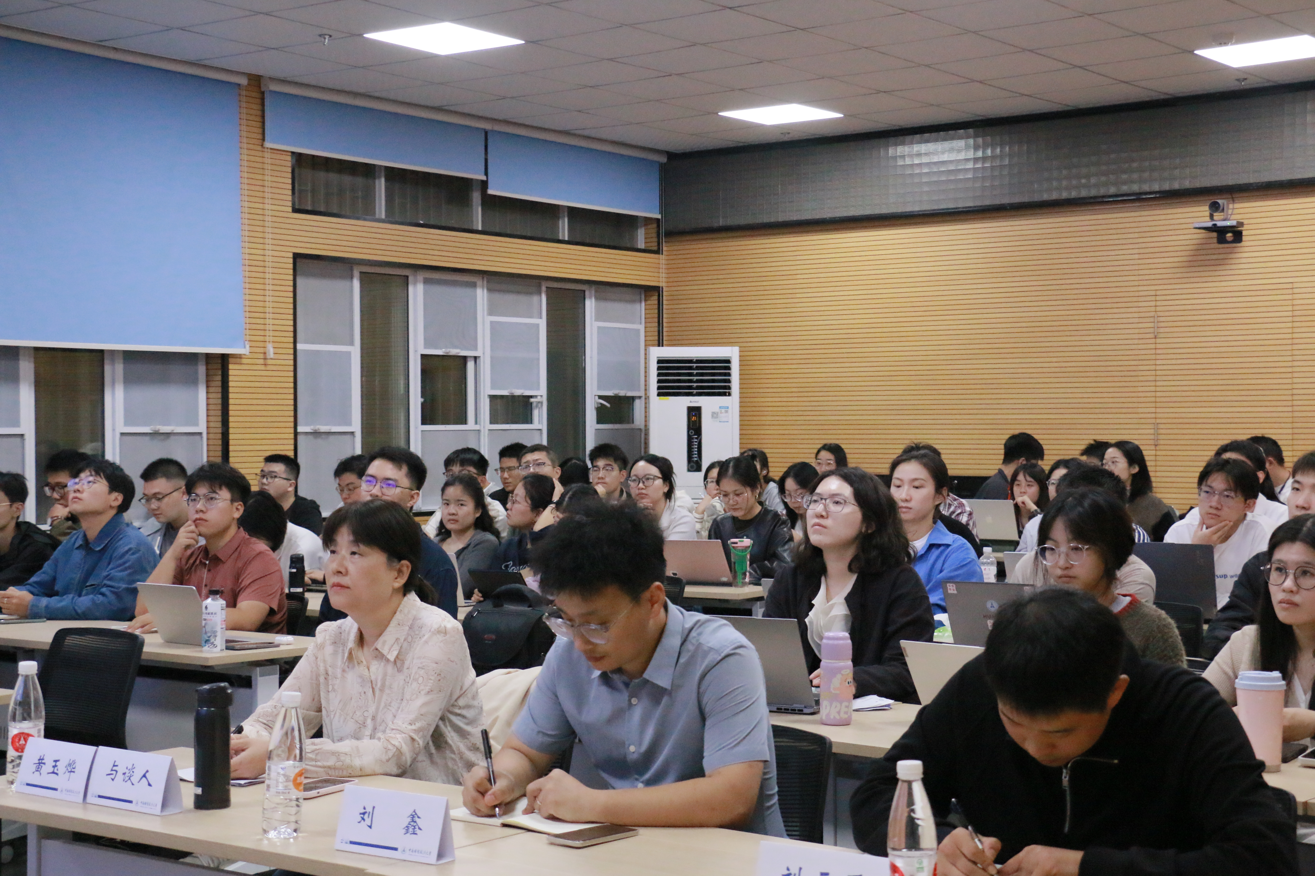 讲座现场.JPG